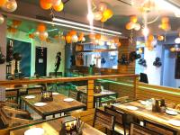 comedor con mesas y globos en el techo en Hotel k11, en Solan