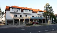 Un gran edificio blanco con un hotel en una calle. en Ilmenauer Hof, en Ilmenau