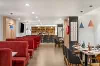 甘托克Ginger Gangtok的有红色椅子和酒吧的餐厅