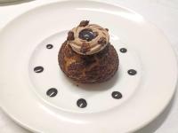 锡卢埃特岛拉贝尔托图山林小屋的桌上的一块巧克力松饼