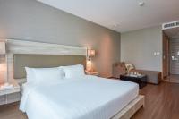 Postel nebo postele na pokoji v ubytování Adelphi Suites Bangkok
