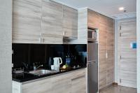 Kuchyň nebo kuchyňský kout v ubytování Adelphi Suites Bangkok
