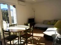 a living room with a table and a couch at 4PA72 - Magnifique appartement pour 4 dans résidence avec piscine et parking in Collioure