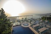Una vista aérea de un complejo turístico con piscina. en Bay Lodge Boutique Hotel, en Jounieh