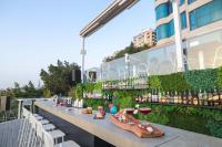 Un bar en la azotea con una mesa y bebidas en un edificio. en Bay Lodge Boutique Hotel, en Jounieh