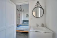 a bathroom with a sink and a bedroom with a bed at The Rooftop - AC CLIM - Wi-Fi - Parking gratuit dans la rue in Avignon