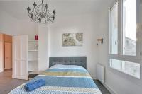 a bedroom with a bed and a chandelier at The Rooftop - AC CLIM - Wi-Fi - Parking gratuit dans la rue in Avignon