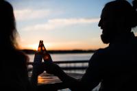 a man and a woman holding up a beer at Douce brise à Seignosse-2 min à pied de la plage in Seignosse