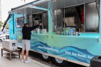 Een man die eten bestelt uit een voedselwagen. bij Siesta Key Beach Resort and Suites in Sarasota