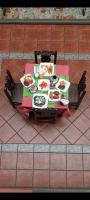 een bovenaanzicht van een tafel met borden met eten bij Hotel Doña Alicia in Oaxaca City