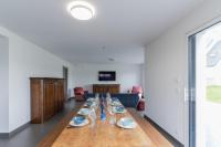 Televízia a/alebo spoločenská miestnosť v ubytovaní KER STIVELL - Superbe maison neuve à 2 pas de la mer