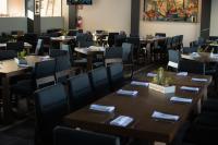 エセキエル・モンテスにあるHOTEL MERLOT INNの木製のテーブルと椅子のあるダイニングルーム