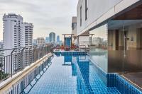 Bazén v ubytování Adelphi Suites Bangkok nebo v jeho okolí