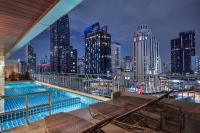 Bazén v ubytování Adelphi Suites Bangkok nebo v jeho okolí