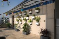 un edificio con macetas en una pared en Hotel Tanisha, en Kishanganj Bazar