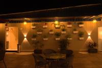 Una pared con plantas en macetas y una mesa. en Hotel Tanisha, en Kishanganj Bazar