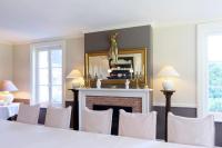 La CerlangueにあるManoir du Clapのダイニングルーム(暖炉、白い椅子付)