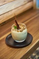 Un pequeño tazón de comida en un plato sobre una mesa. en Naindo Park Hotel, en La Rioja