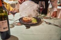 un plato de comida en una mesa con copas de vino en Naindo Park Hotel, en La Rioja
