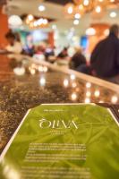 Una mesa con un envoltorio encima en Naindo Park Hotel, en La Rioja