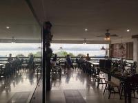 eine Gruppe von Menschen, die an Tischen in einem Restaurant sitzen in der Unterkunft La Casa Teresa Tourist Inn in El Nido