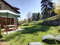 Ogród w obiekcie Gîte et studio avec cheminée, terrasse, salle de jeux et nature préservée à La Versanne - FR-1-496-280