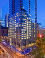 Un edificio alto con luces encendidas en una ciudad. en Hyatt at Olive 8, en Seattle