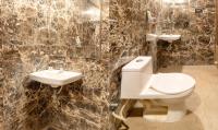 Treebo Golden Swan Pammalにあるバスルーム