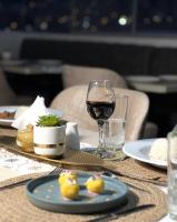 een tafel met een bord eten en een glas wijn bij EL ALAMO, EJECUTIVO Y SPA in Cuzco