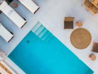 Bazén v ubytovaní Thelxi's Suite I - Brand New Seaview Suite! alebo v jeho blízkosti