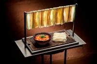 マカオにあるザ ベネチアン マカオ リゾート ホテルの食べ物の入ったボウルとディップの皿が置かれたテーブル