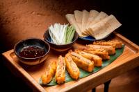 マカオにあるザ ベネチアン マカオ リゾート ホテルの食べ物とディップとセロリが入った木のトレイ