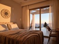 Posteľ alebo postele v izbe v ubytovaní Thelxi's Suite I - Brand New Seaview Suite!