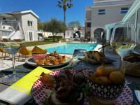 een tafel met borden met eten en glazen wijn bij Artemisia B&B in Bari