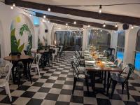 een restaurant met tafels en stoelen op een geruite vloer bij Artemisia B&B in Bari