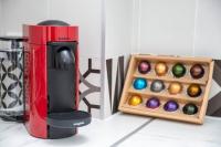 eine rote Kaffeemaschine neben einer Schachtel Ostereier in der Unterkunft Splendide grand 3 pièces proche de Paris in Romainville