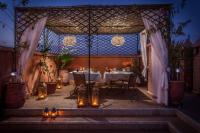 un patio con tavolo, candele e luci di Riad Soundouss a Marrakech