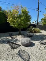 Ein Garten an der Unterkunft Former Steve McQueen’s home