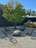 Ein Garten an der Unterkunft Former Steve McQueen’s home