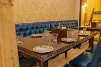 einen Tisch in einem Restaurant mit Tellern und Gläsern darauf in der Unterkunft WelcomHeritage Traditional Haveli in Jaipur