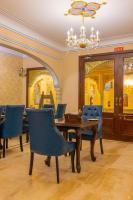 ein Esszimmer mit einem Tisch und blauen Stühlen in der Unterkunft WelcomHeritage Traditional Haveli in Jaipur