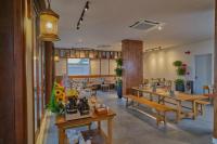 un restaurante con mesas de madera y bancos en una habitación en Little Gem. An Eco-Friendly Boutique Hotel & Spa, en Hoi An