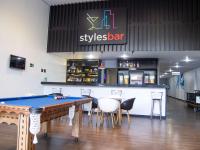 un bar con mesa de billar en un restaurante en ibis Styles Tres Rios, en Três Rios