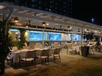 En restaurant eller et andet spisested på AJ's Regency Tanjung Tuan Beach Resort, Port Dickson, Malaysia - Seafront apartments