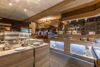 Un restaurante con un mostrador con platos encima. en Pension Böhmerwald, en Železná Ruda