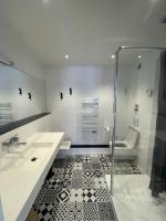 a bathroom with a shower and a sink at Douce brise à Seignosse-2 min à pied de la plage in Seignosse