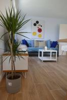 a living room with a couch and a potted plant at Disneyland Paris, appartement 70m², parking privé in Serris