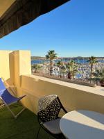 a balcony with chairs and a view of the beach at Appartement sur le port vue Mer in Bandol