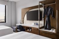 Marriott New York JFK Airportにあるベッド