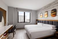 Marriott New York JFK Airportにあるベッド